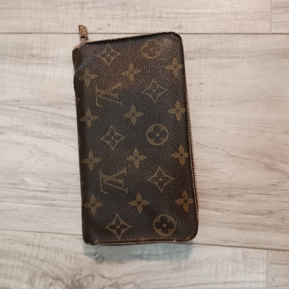 Louis Vuitton Long Round zipper Monogram Wallet - Picture 3 of 14